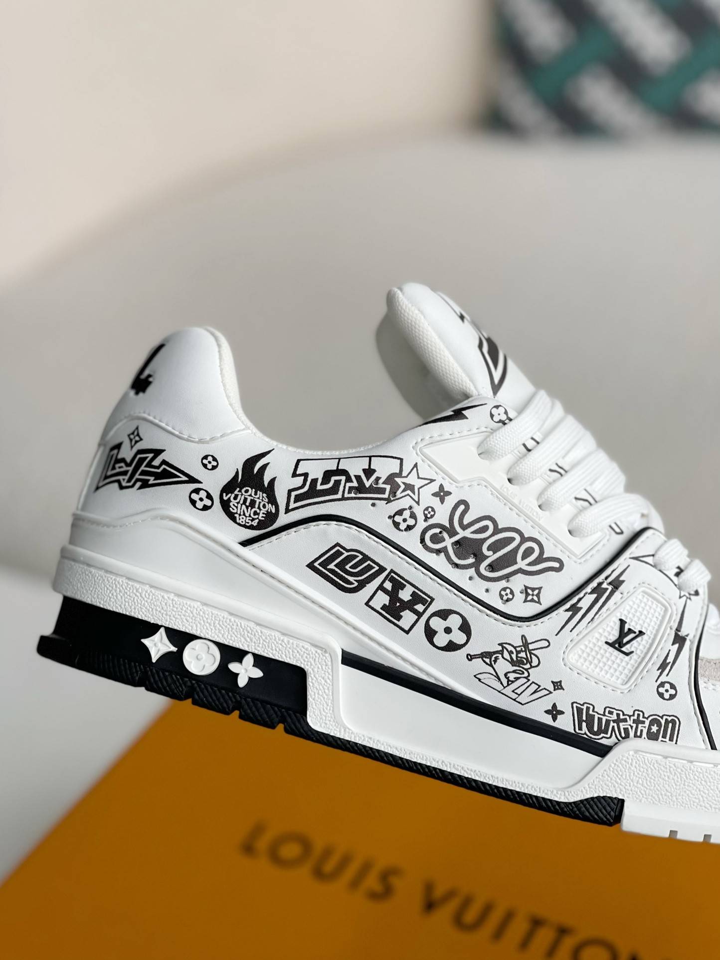 L*V SNEAKERS