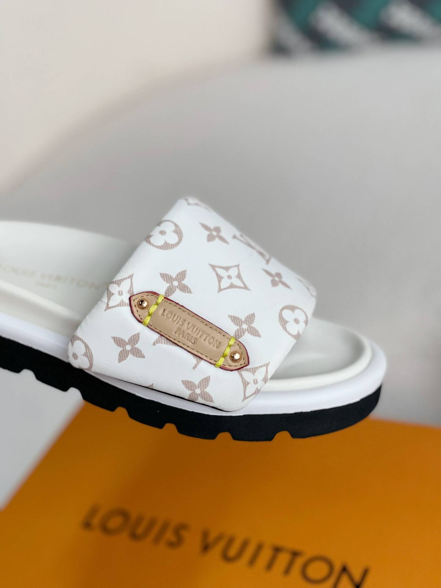 L*V SLIPPERS