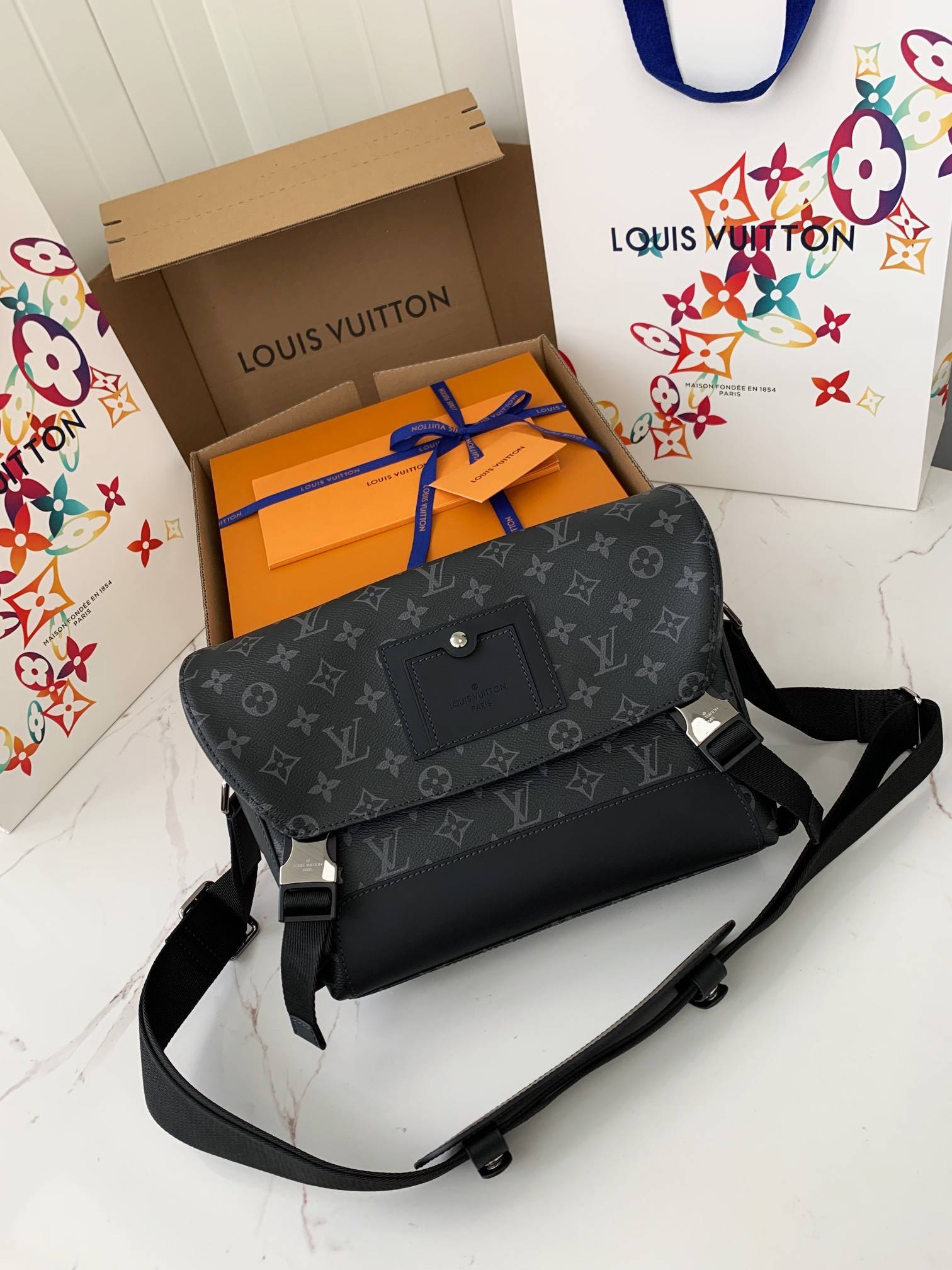 L*V Classic VOYAGER Small Messenger bag M40511, 33 * 22.5 * 11cm