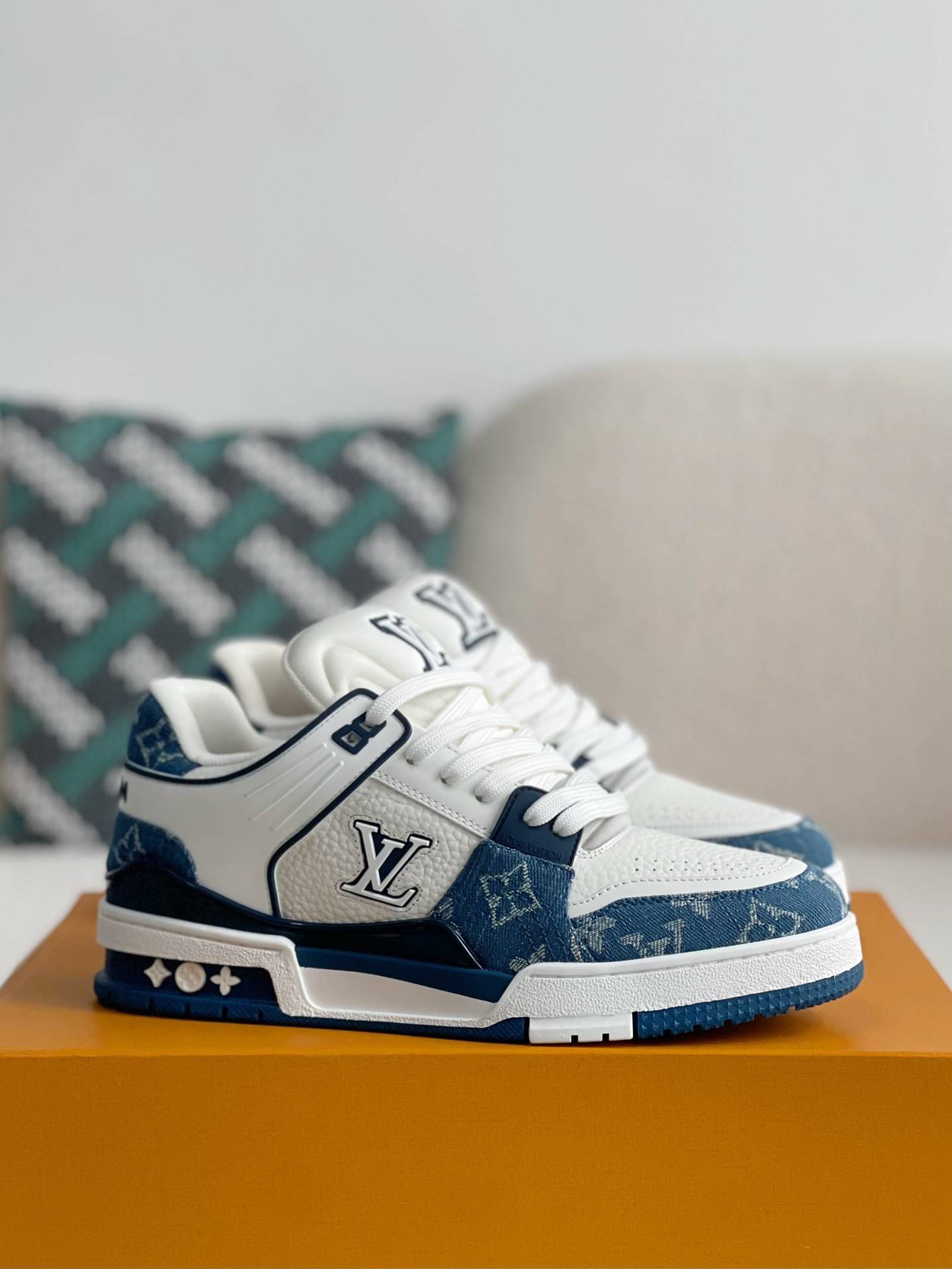 L*V SNEAKERS