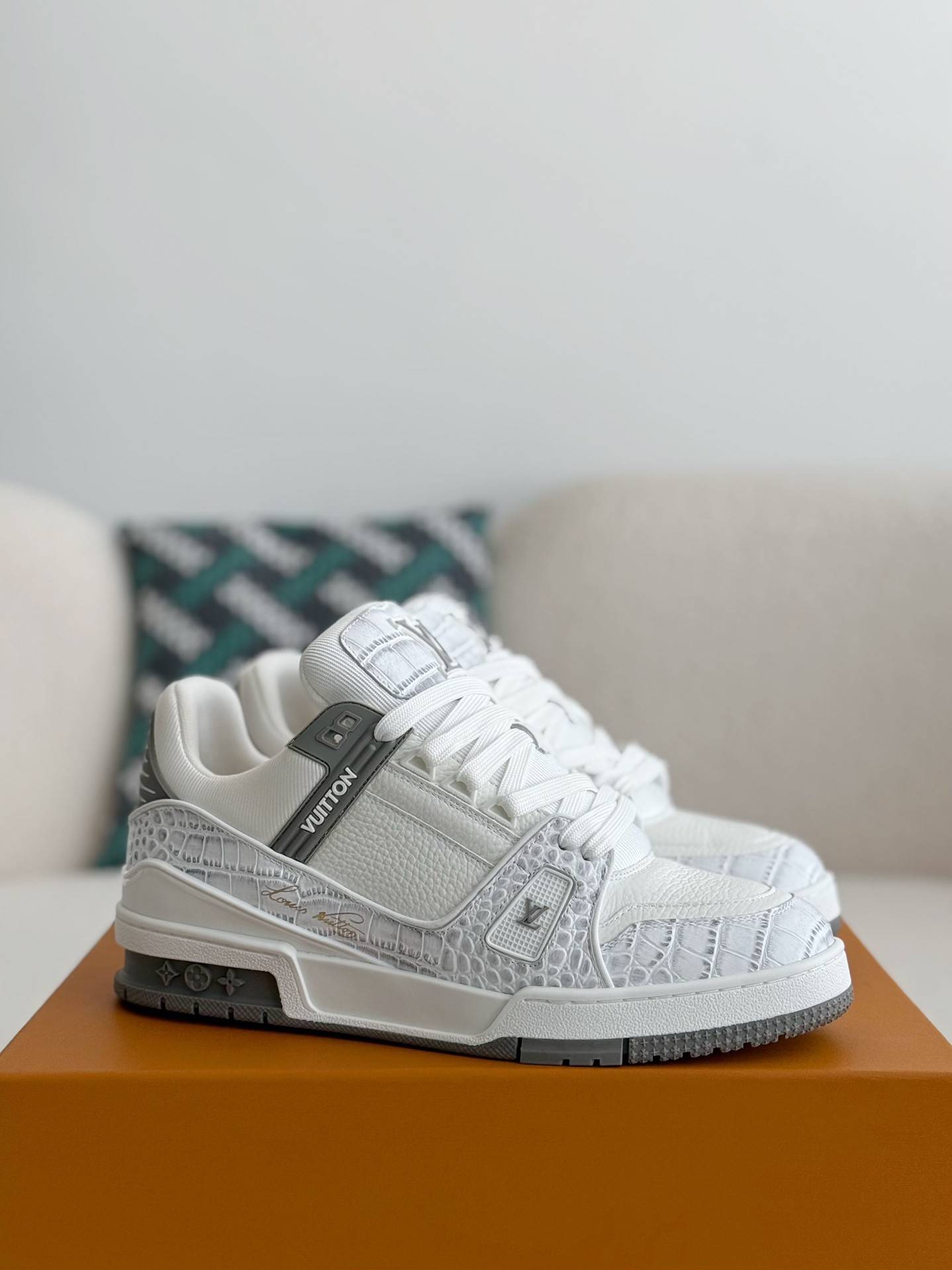 L*V TRAINER SNEAKERS