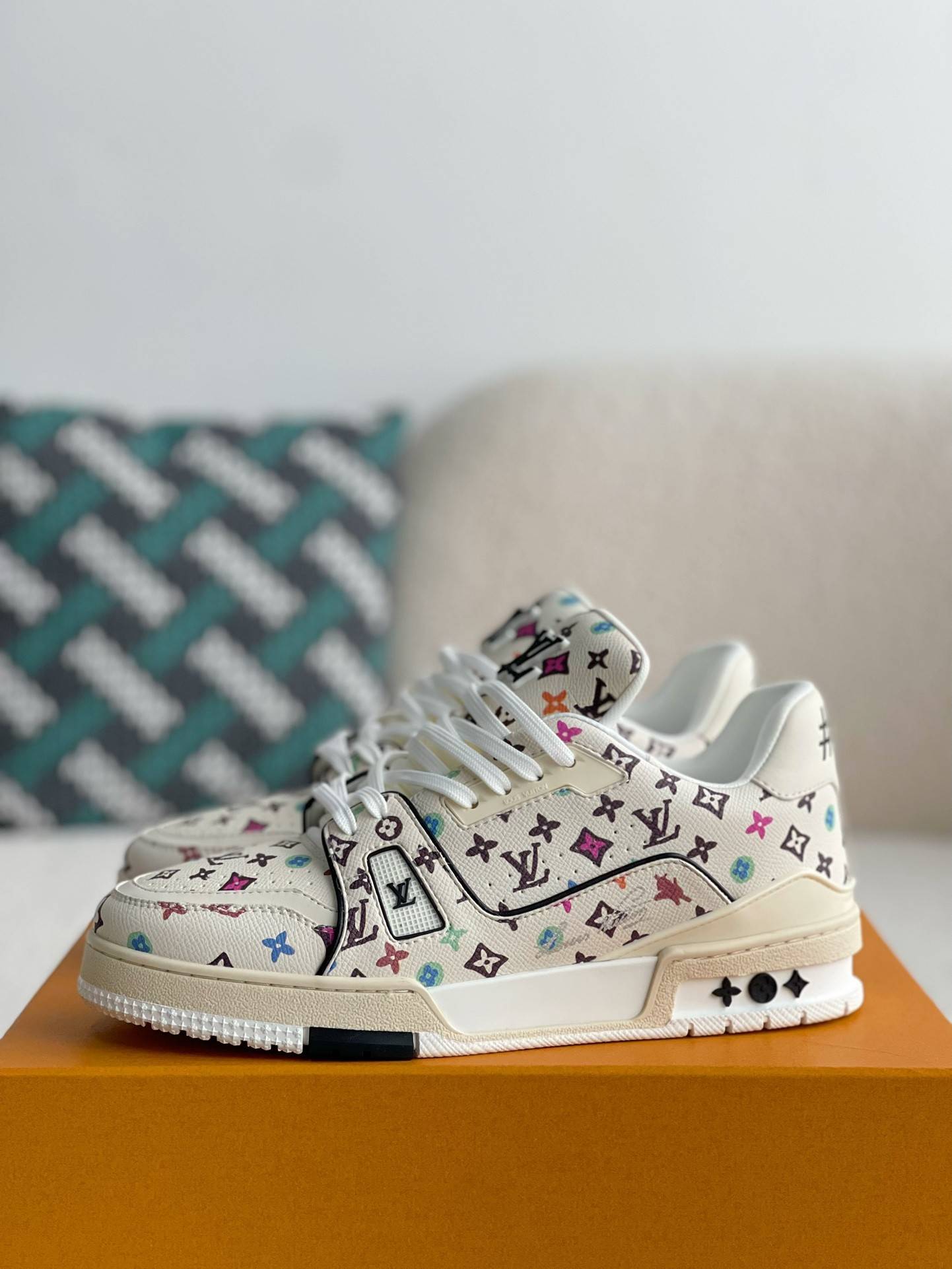 L*V SNEAKERS