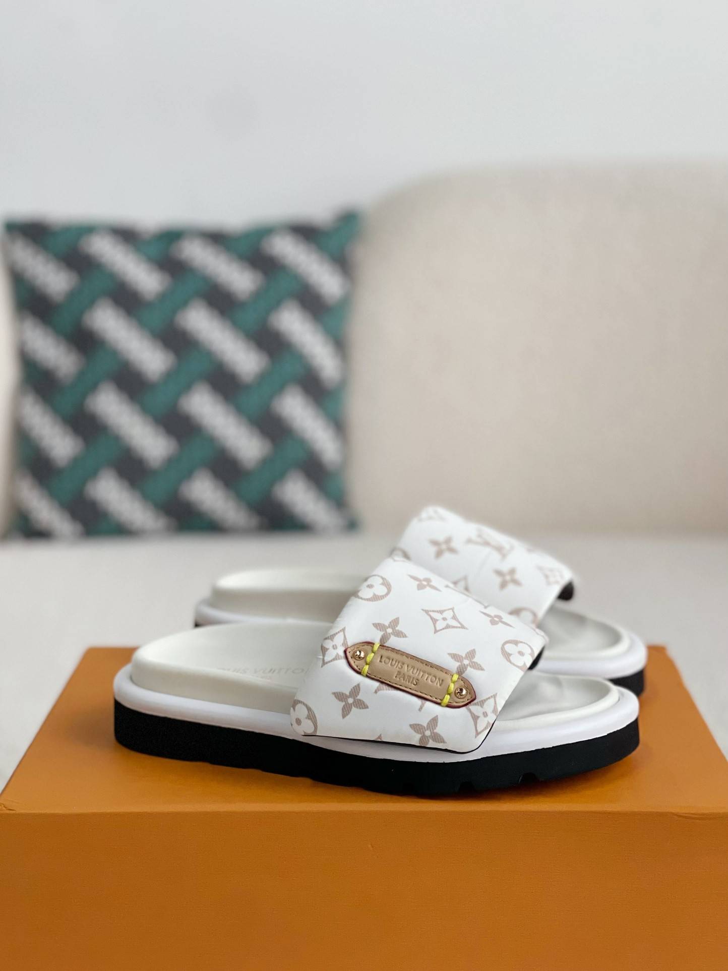 L*V SLIPPERS
