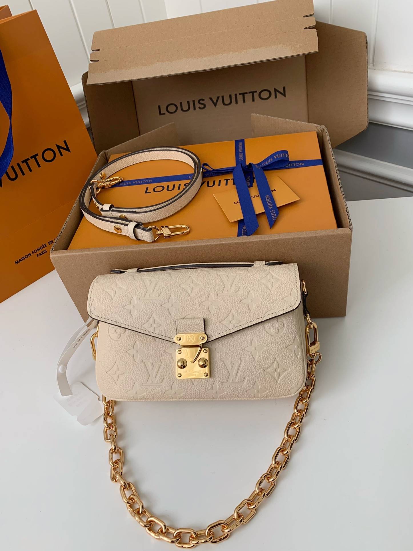 L*V counter classic hot selling Pochette Métis East West bag M22942, 21.5 * 13.5 * 6cm