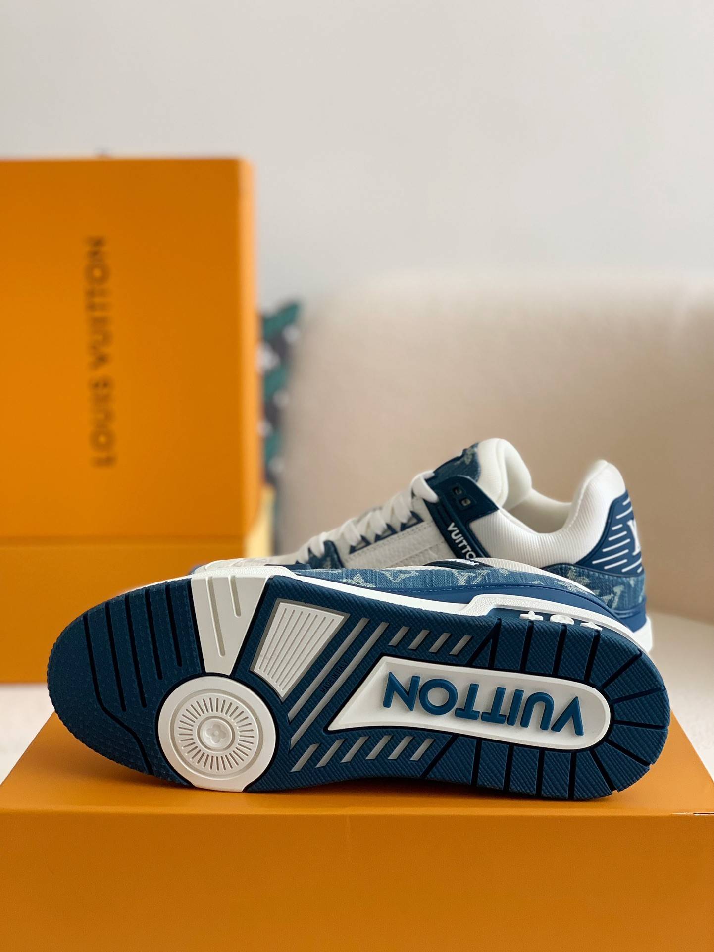 L*V TRAINER 1A8FN8 Sneakers