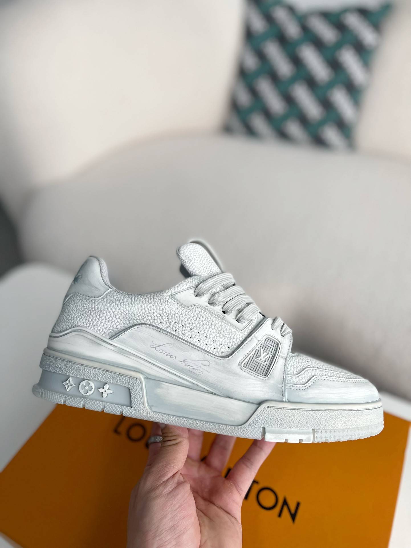 L*V SNEAKERS