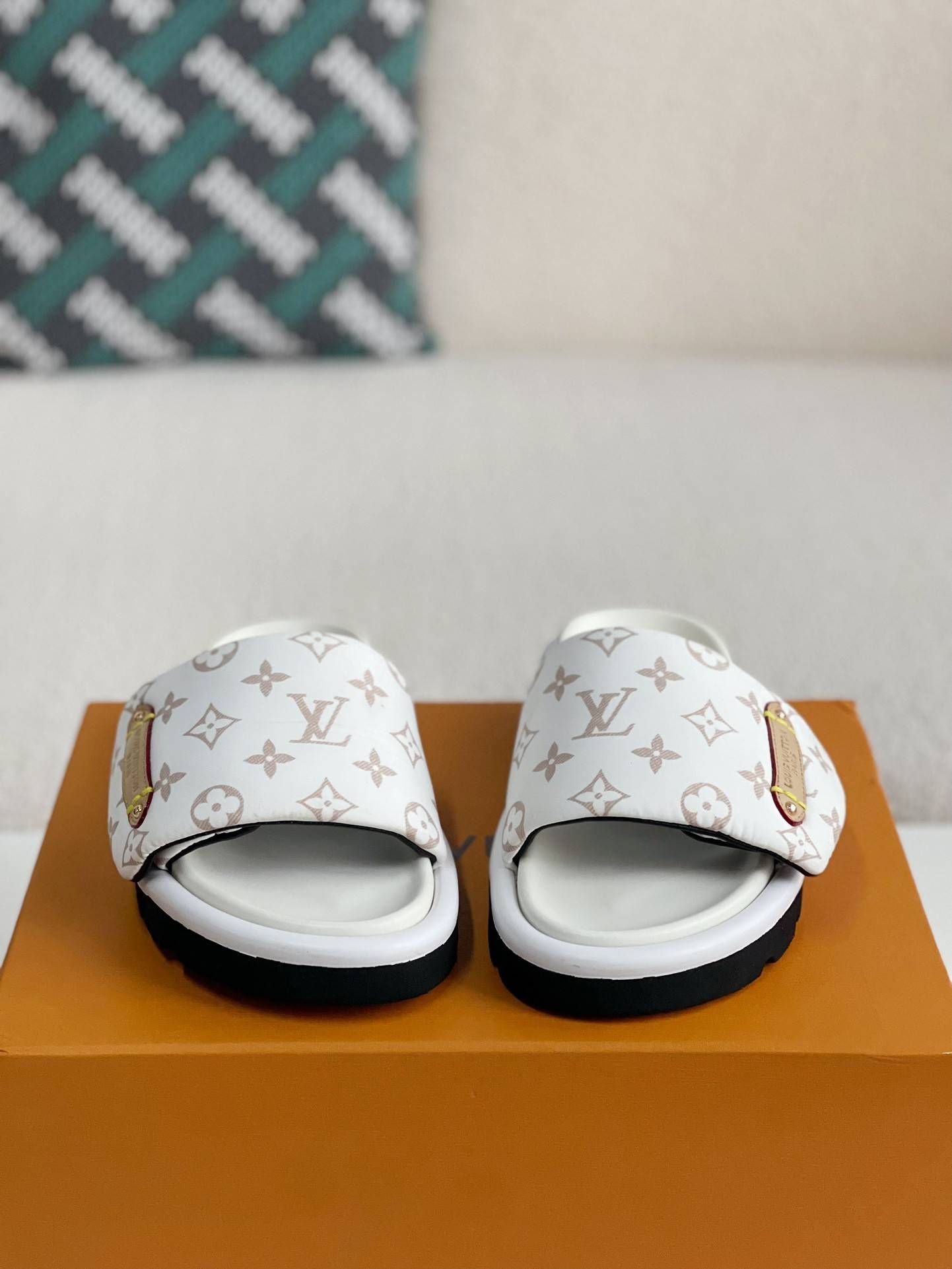 L*V SLIPPERS