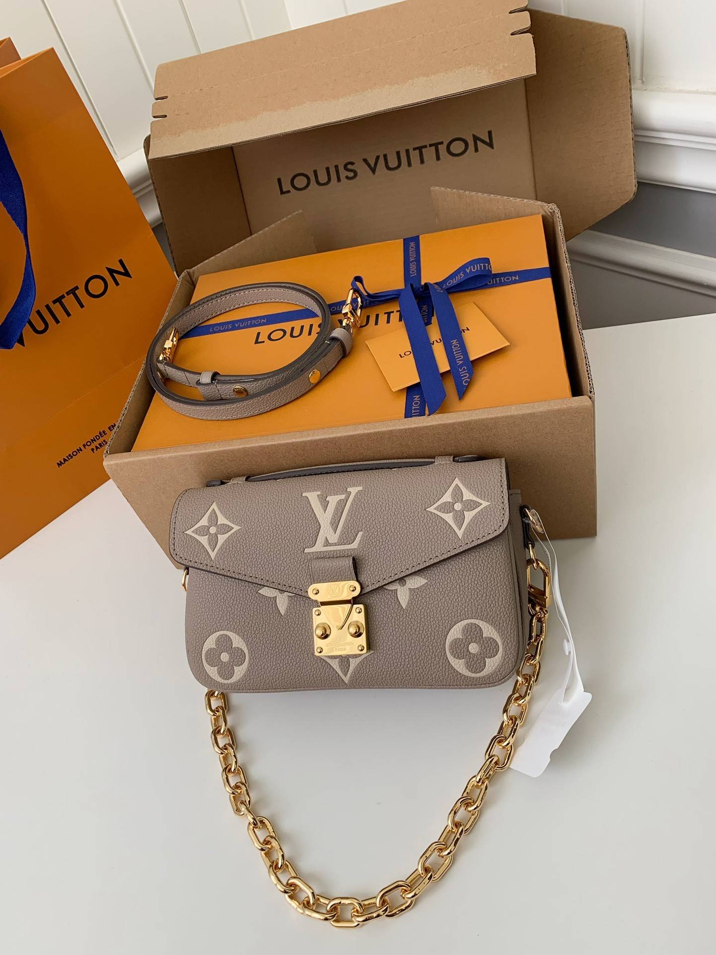 L*V counter classic hot selling Pochette Métis East West bag M23081, 21.5 * 13.5 * 6cm