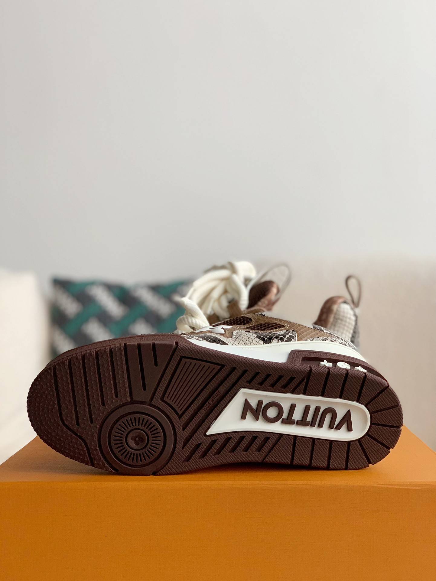 L*V NEW SKATE