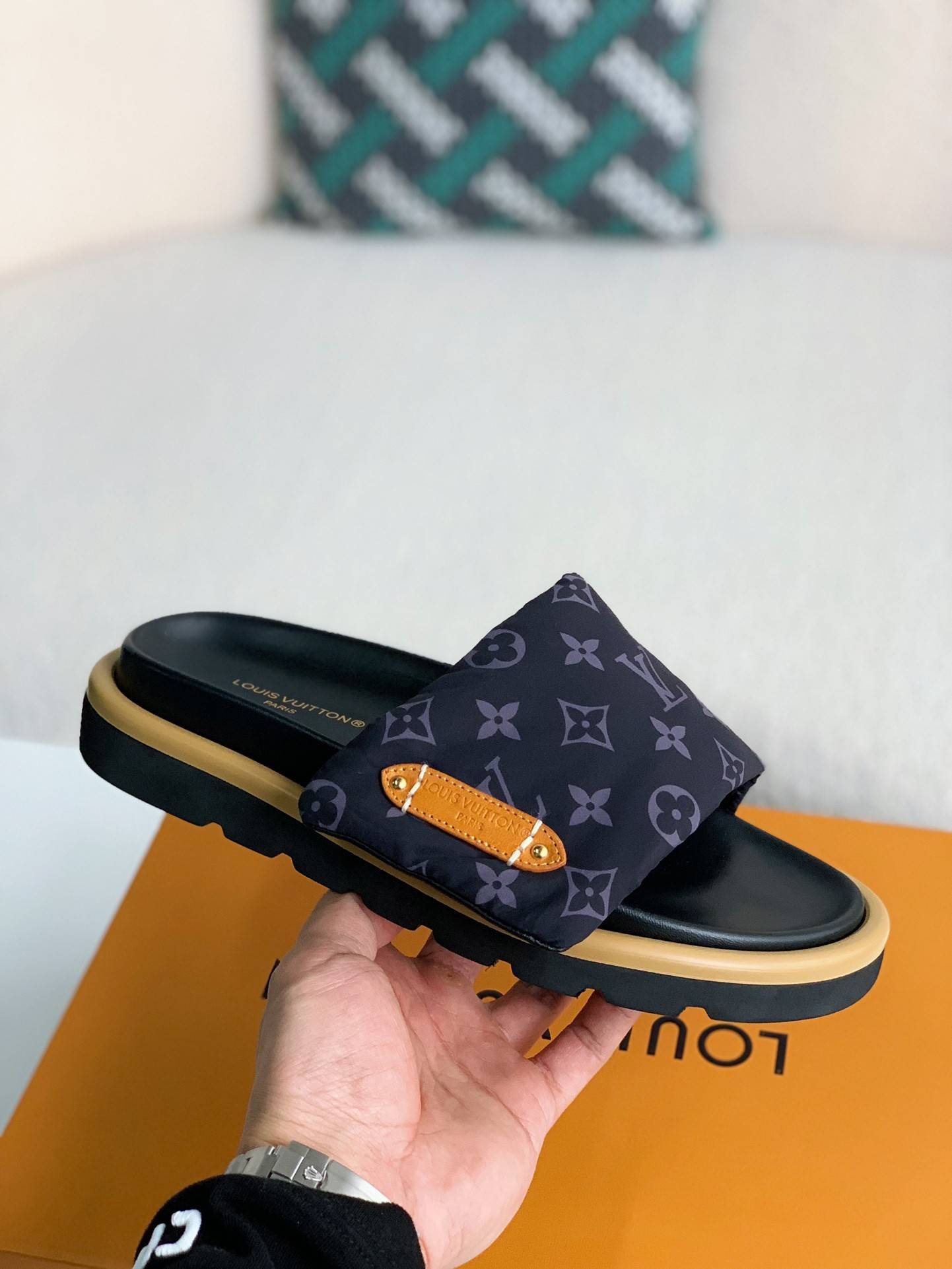 L*V SLIPPERS