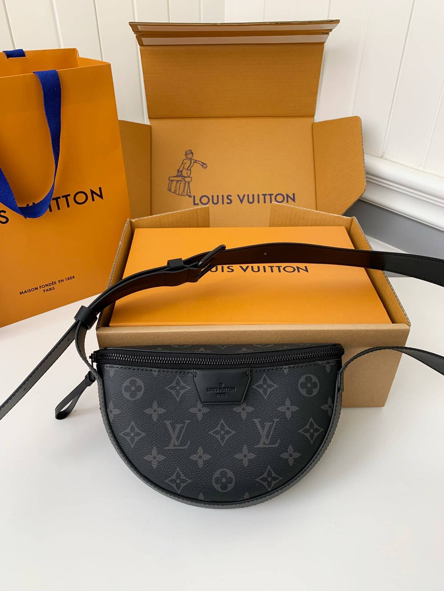 L*V Autumn/Winter New L*V MOON CROSSBODY Handbag M23835, Top Quality Size: 24.5 * 16 * 4.5c