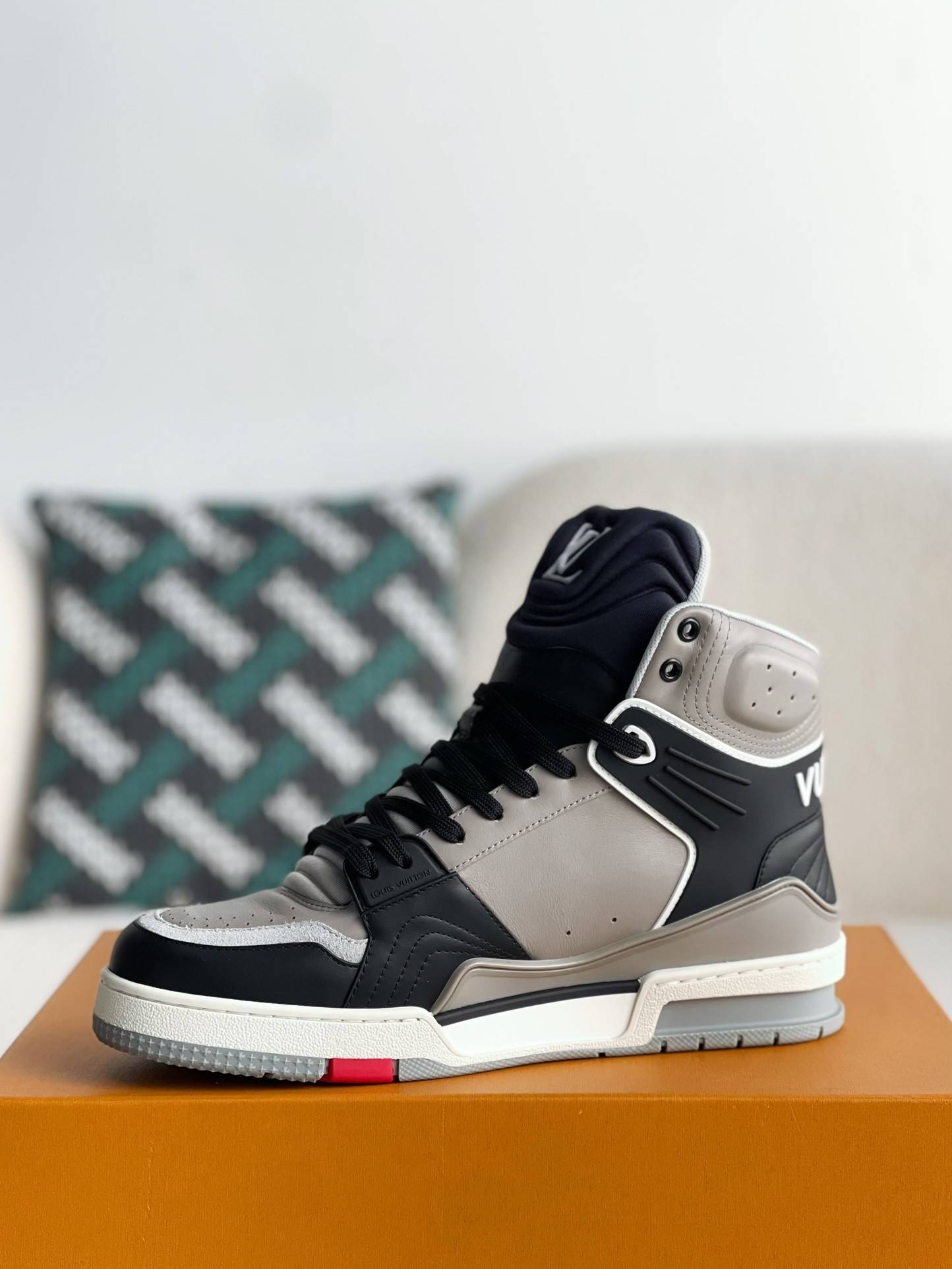 L*V TRAINER SNEAKERS