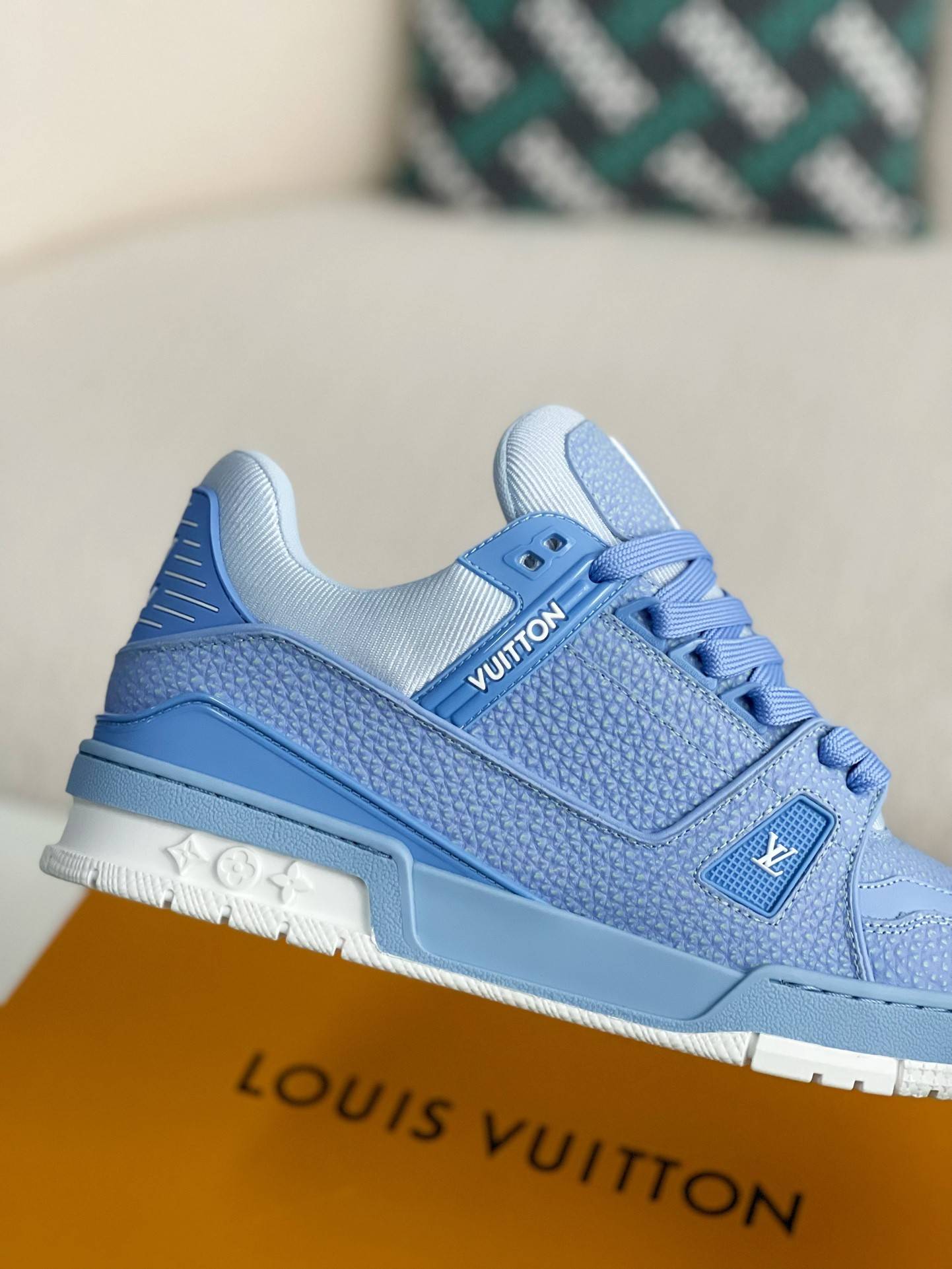 L*V SNEAKERS