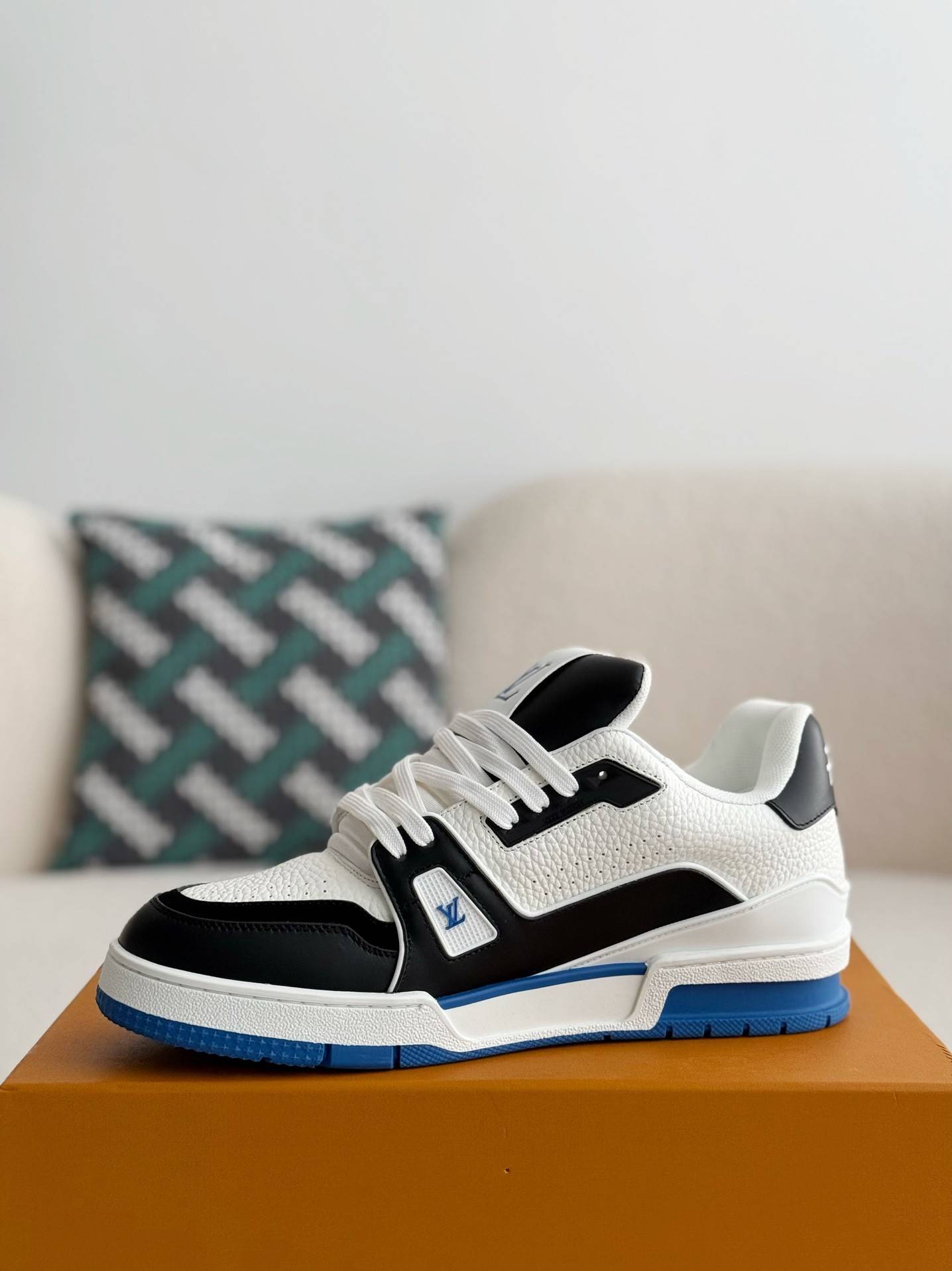 L*V TRAINER SNEAKERS