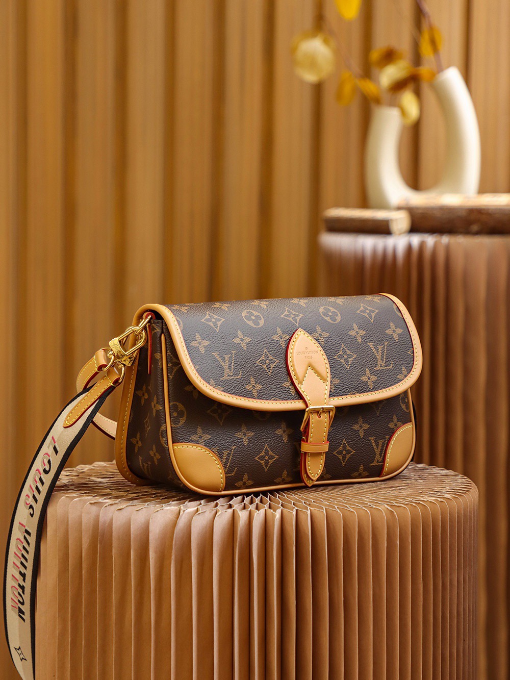 L*V Borsa Diane M45985，Size：9*15*24cm
