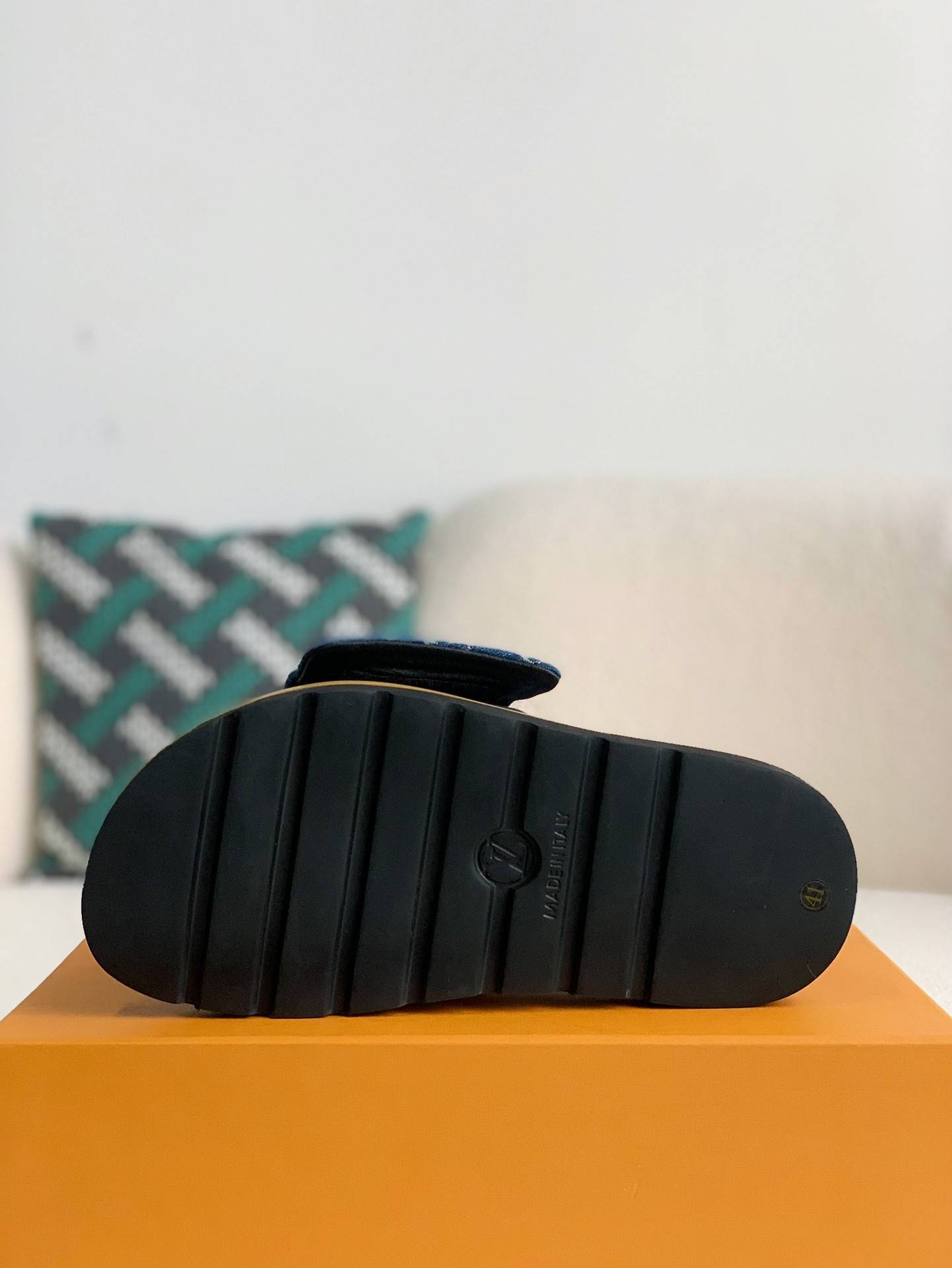 L*V SLIPPERS