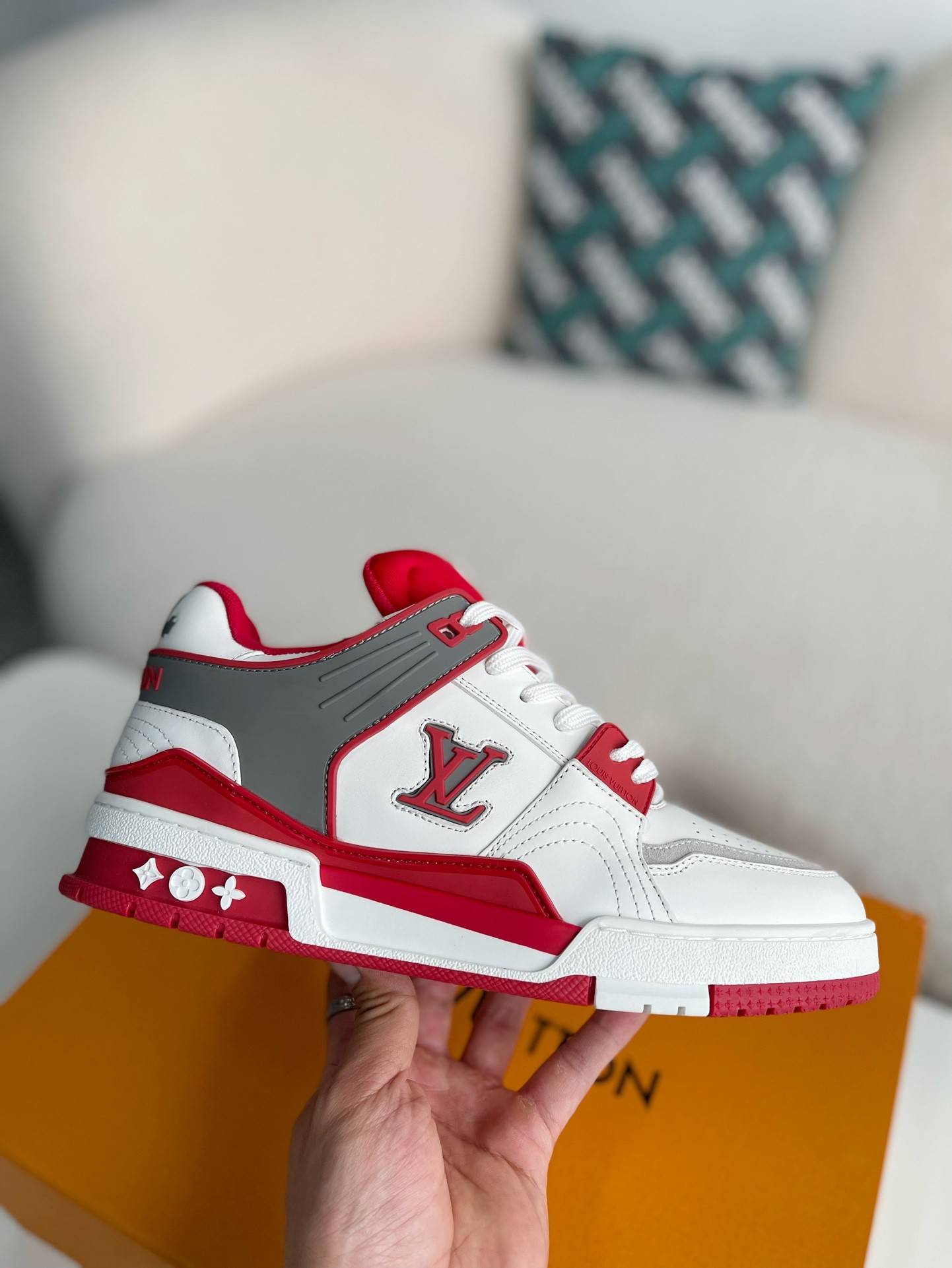 L*V SNEAKERS