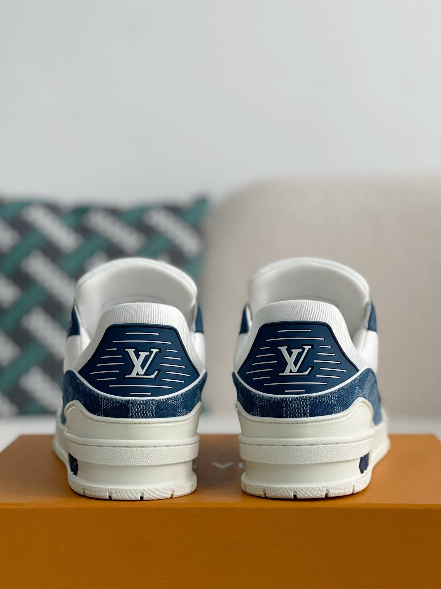 L*V SNEAKERS