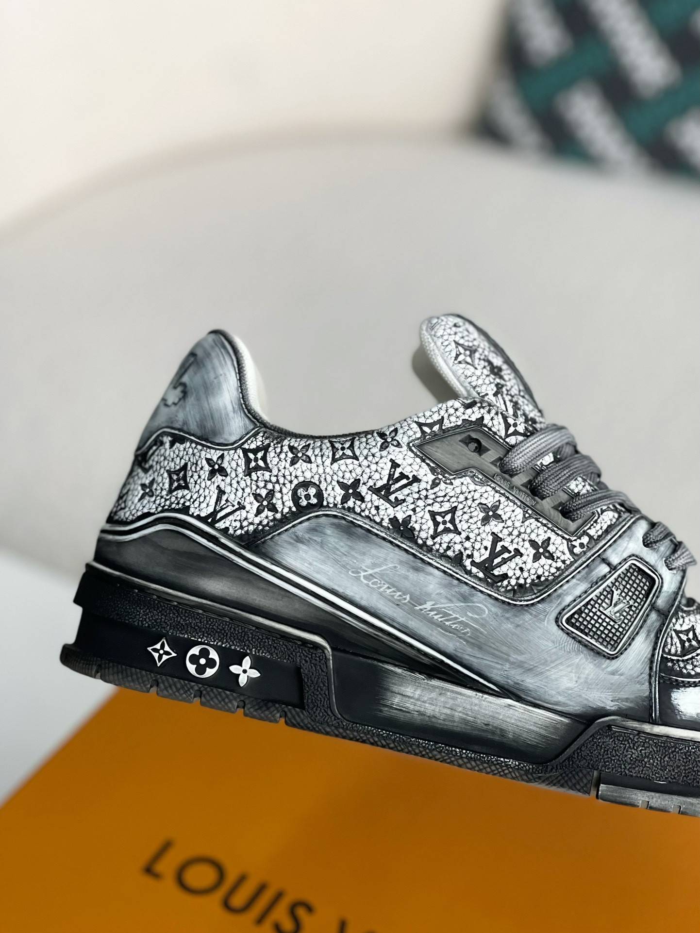 L*V SNEAKERS