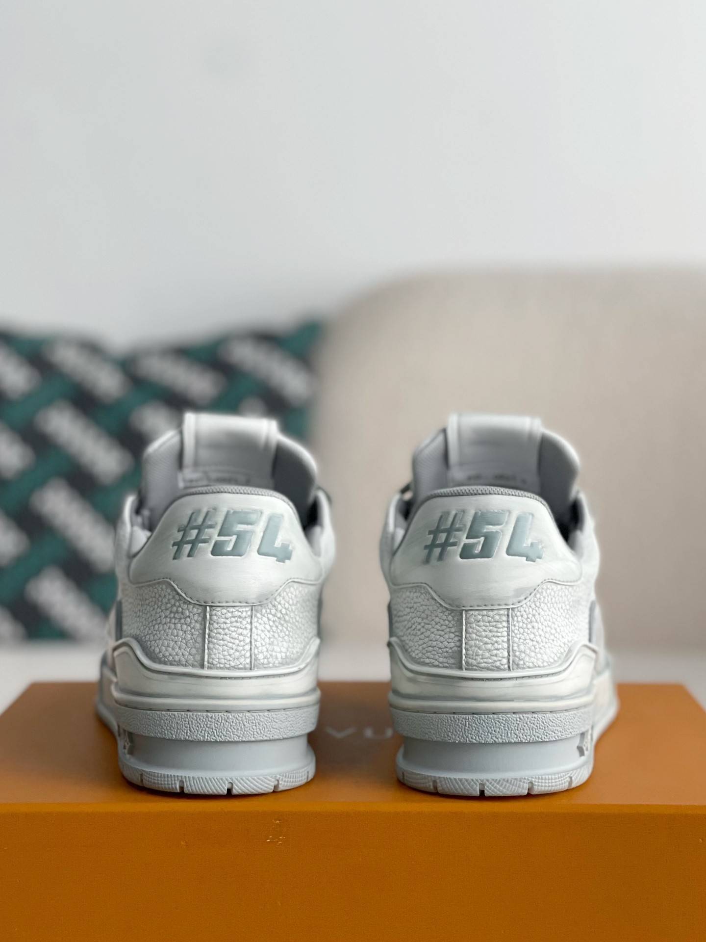 L*V SNEAKERS