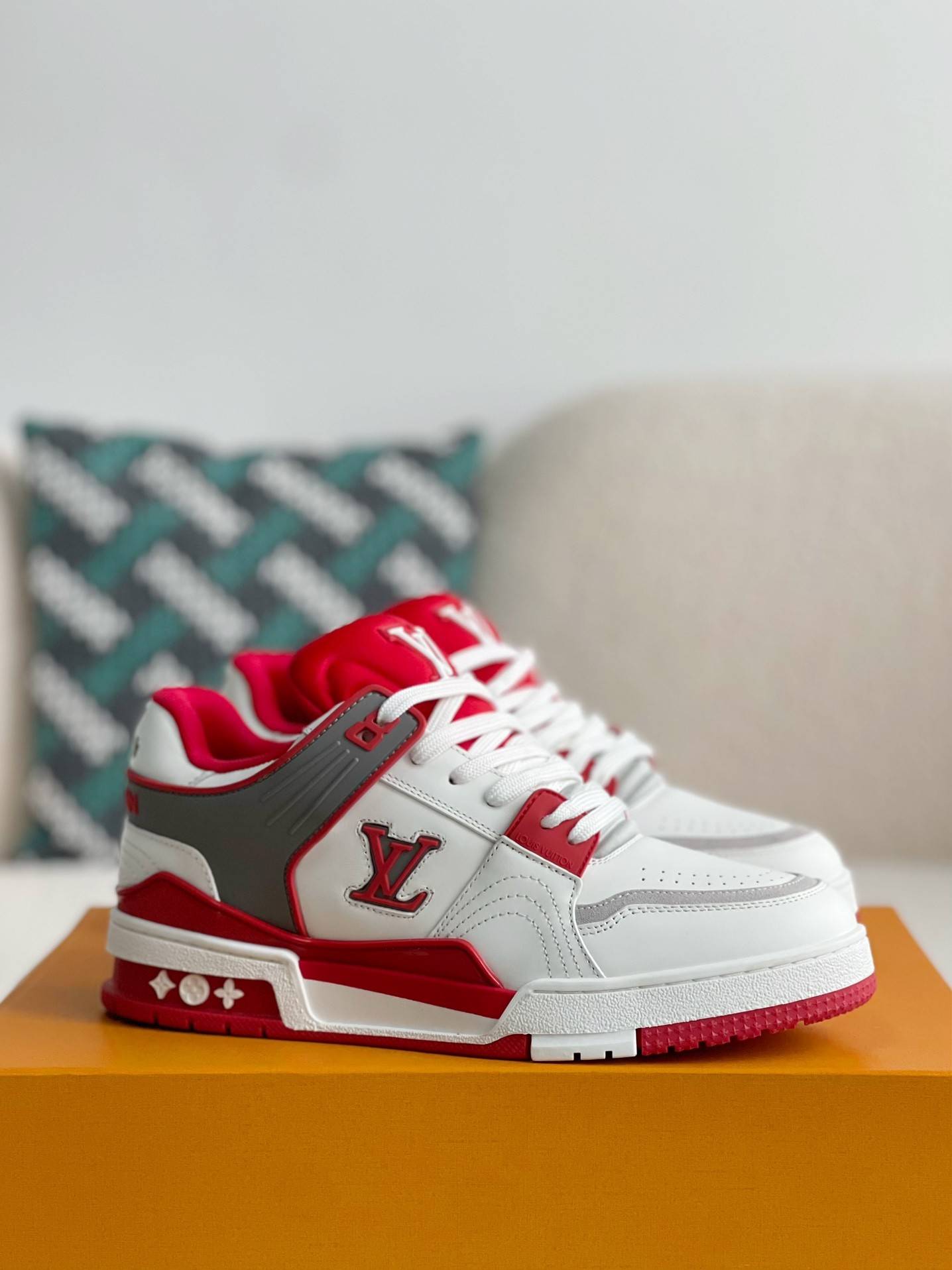 L*V SNEAKERS