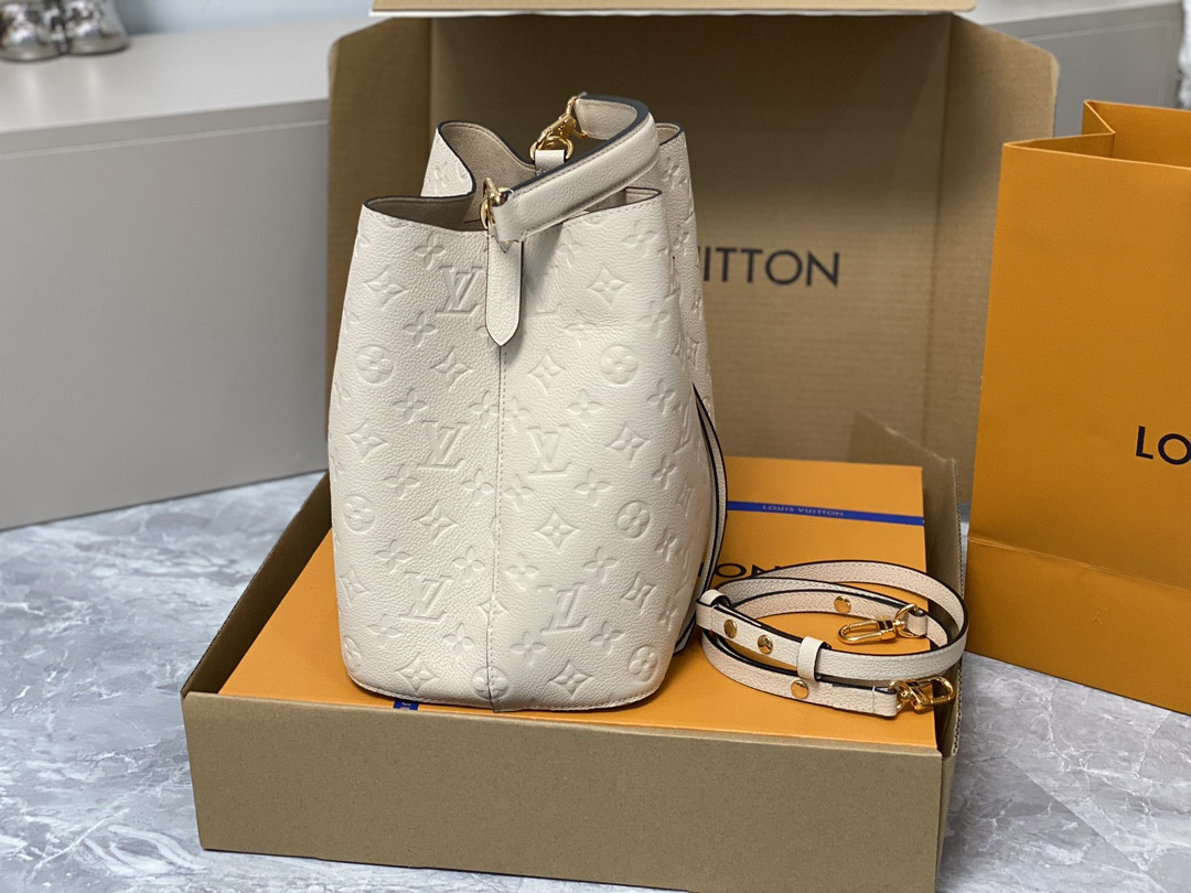 Louis Vuitton Néonoé Bag