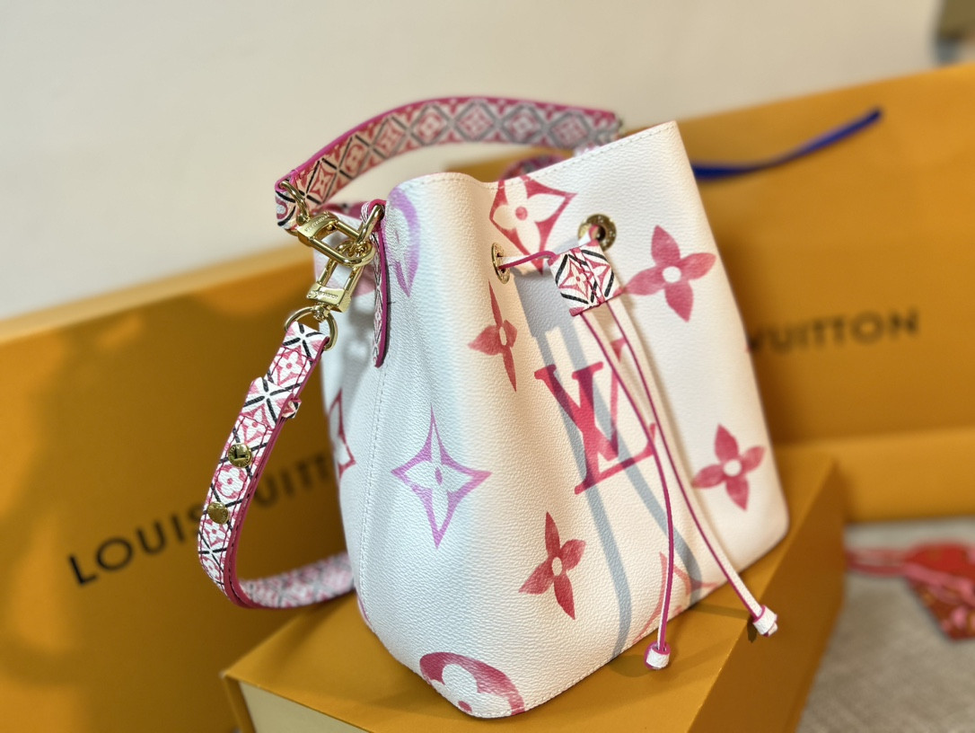 Louis Vuitton Néonoé Bag